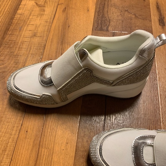 INC International Concepts Women’s White and Silver Sneakers Size 8.5 NWOT - Picture 4 of 7